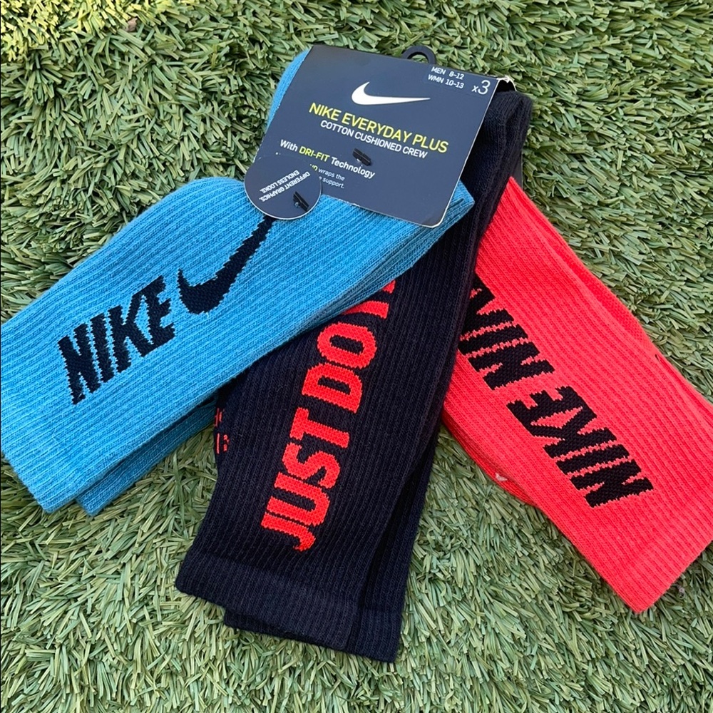 ❤️NEW!!!❤️ Nike 3 pairs Everyday Plus Athletic Crew Socks.Last one!